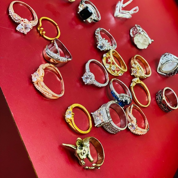NEW 22 Pieces Fashion Jewelry Rings Lot. - Picture 3 of 4